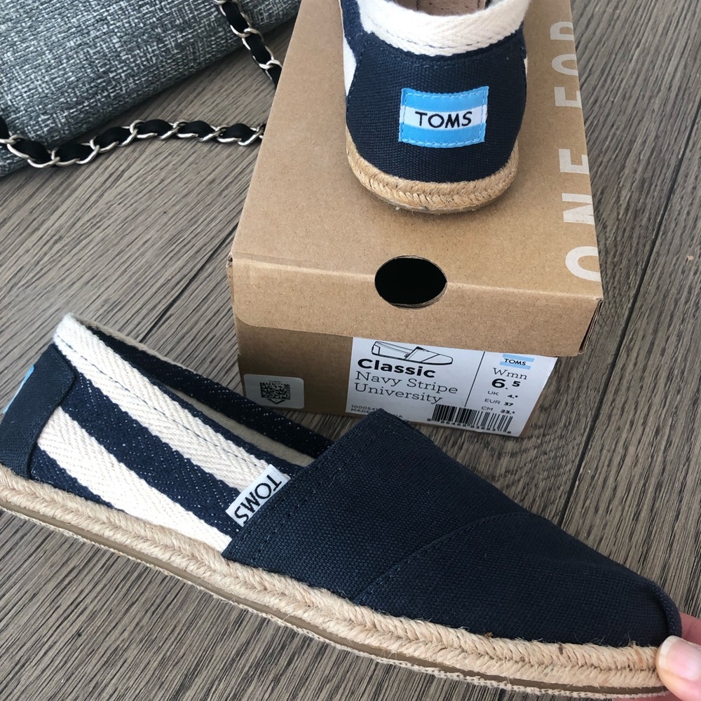 Toms espadrille flats in navy/cream - Brand new!